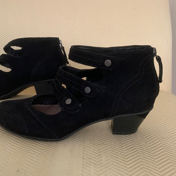 VGUC Earth black suede mary jane style shoes - Picture 2 of 10